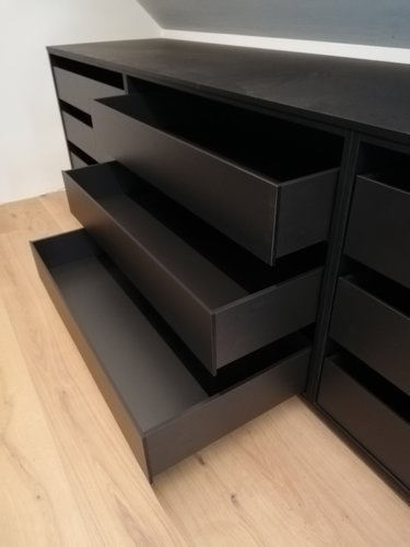 Woonkamer met stalen deuren