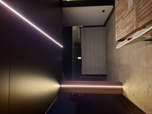 Woonkamer met stalen deuren