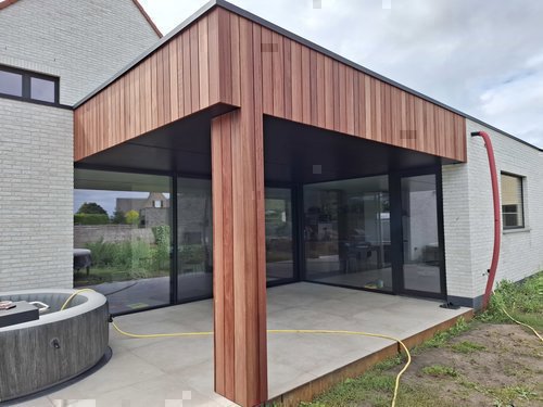 Plaatsen van gevelbekleding + terrasoverkaping 